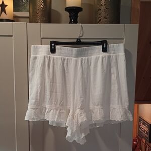 NWT Torrid White Pull On Gauze Ruffle Smocked Shorts Sz 2